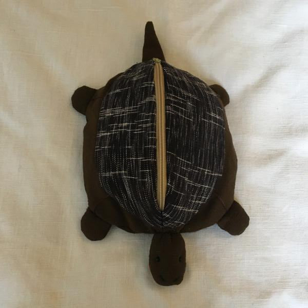 Mother tortoise and 3 removable baby tortoises