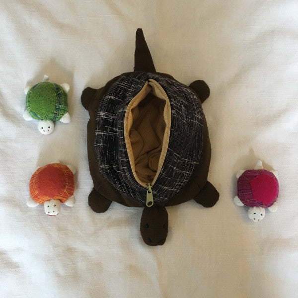 Mother tortoise and 3 removable baby tortoises