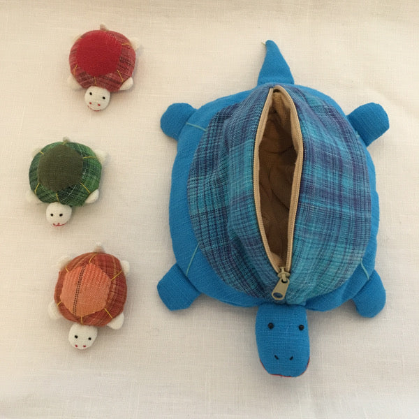 Mother tortoise and 3 removable baby tortoises