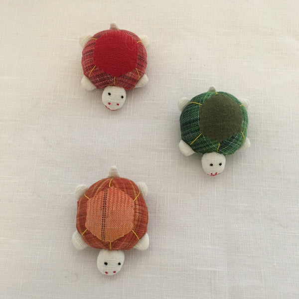 Mother tortoise and 3 removable baby tortoises