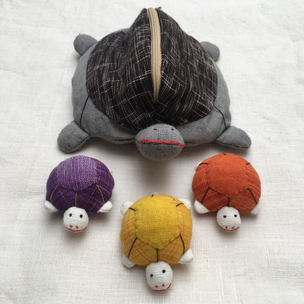 Mother tortoise and 3 removable baby tortoises