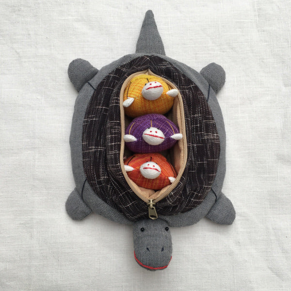 Mother tortoise and 3 removable baby tortoises