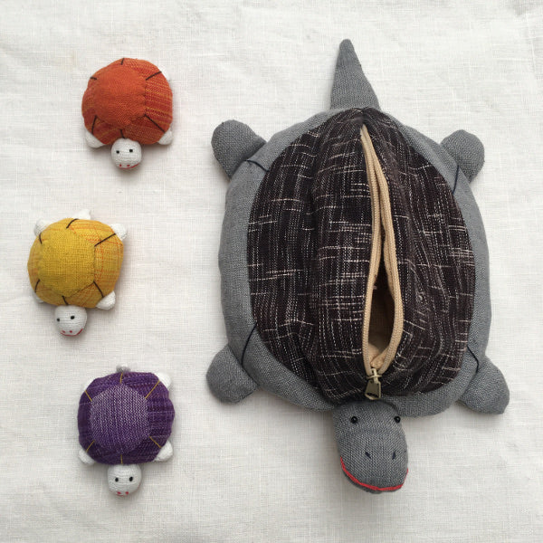 Mother tortoise and 3 removable baby tortoises