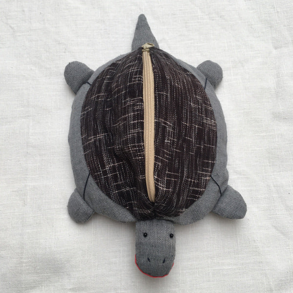 Mother tortoise and 3 removable baby tortoises