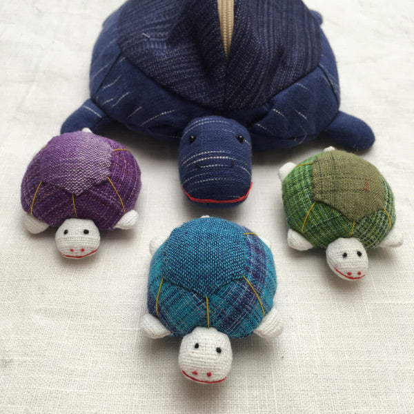 Mother tortoise and 3 removable baby tortoises