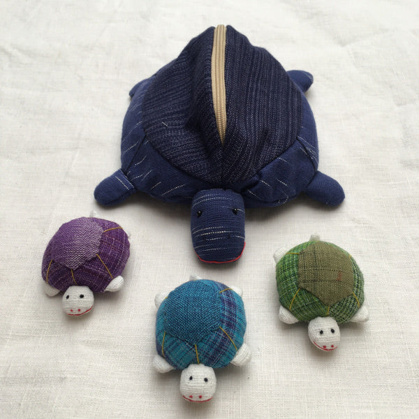 Mother tortoise and 3 removable baby tortoises