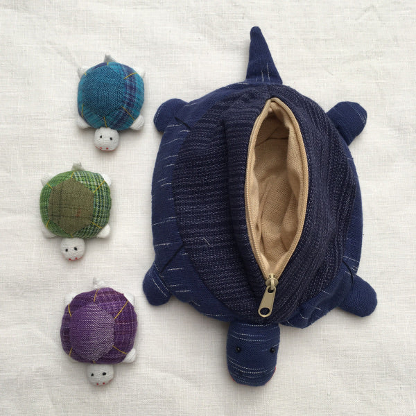 Mother tortoise and 3 removable baby tortoises