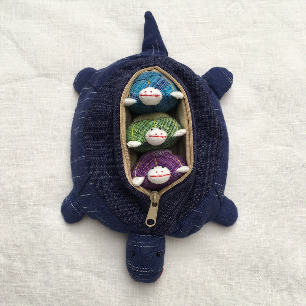 Mother tortoise and 3 removable baby tortoises