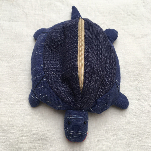 Mother tortoise and 3 removable baby tortoises