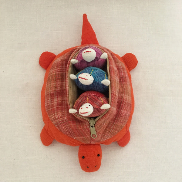 Mother tortoise and 3 removable baby tortoises