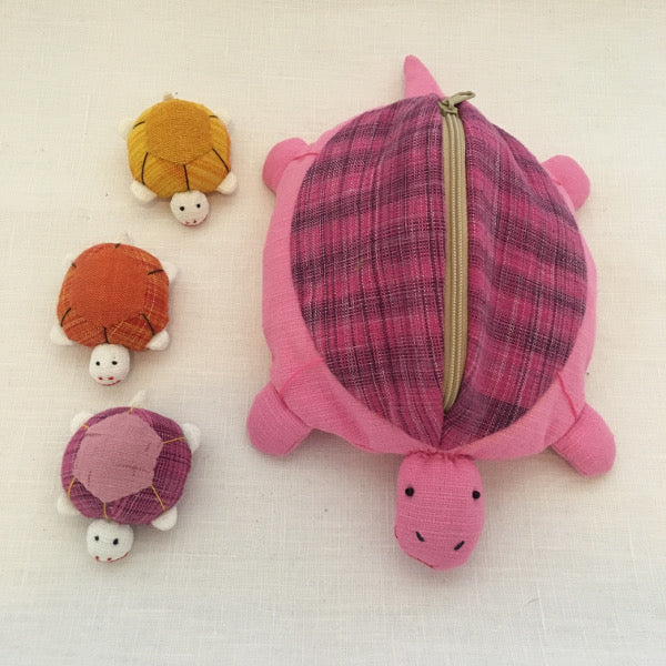 Mother tortoise and 3 removable baby tortoises