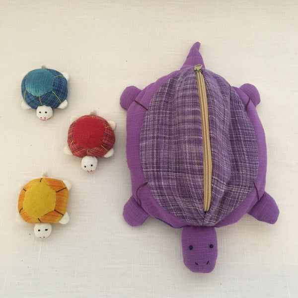 Mother tortoise and 3 removable baby tortoises