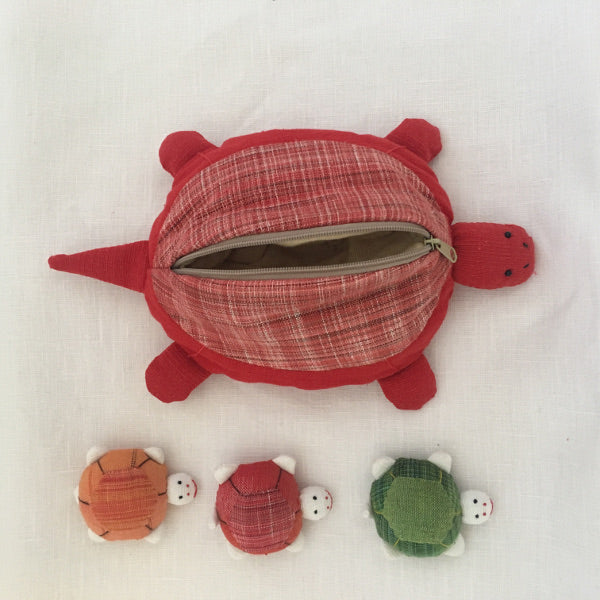 Mother tortoise and 3 removable baby tortoises