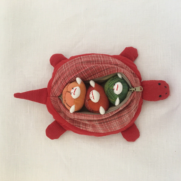 Mother tortoise and 3 removable baby tortoises