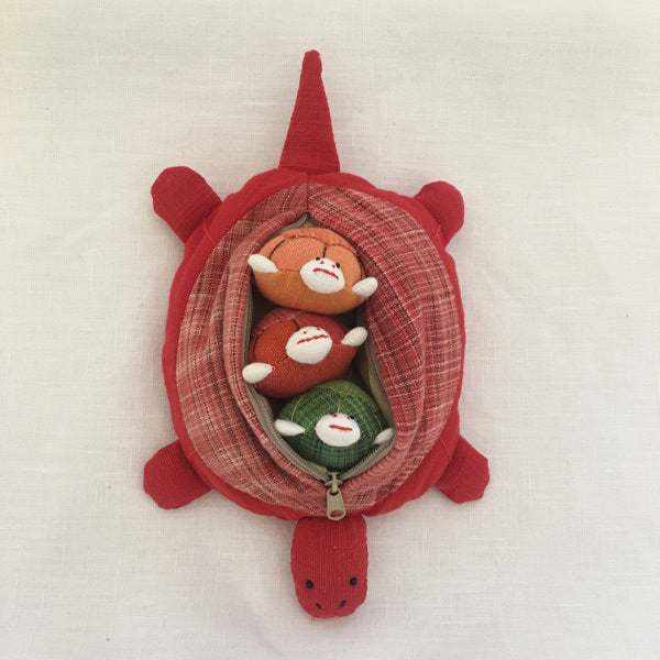 Mother tortoise and 3 removable baby tortoises